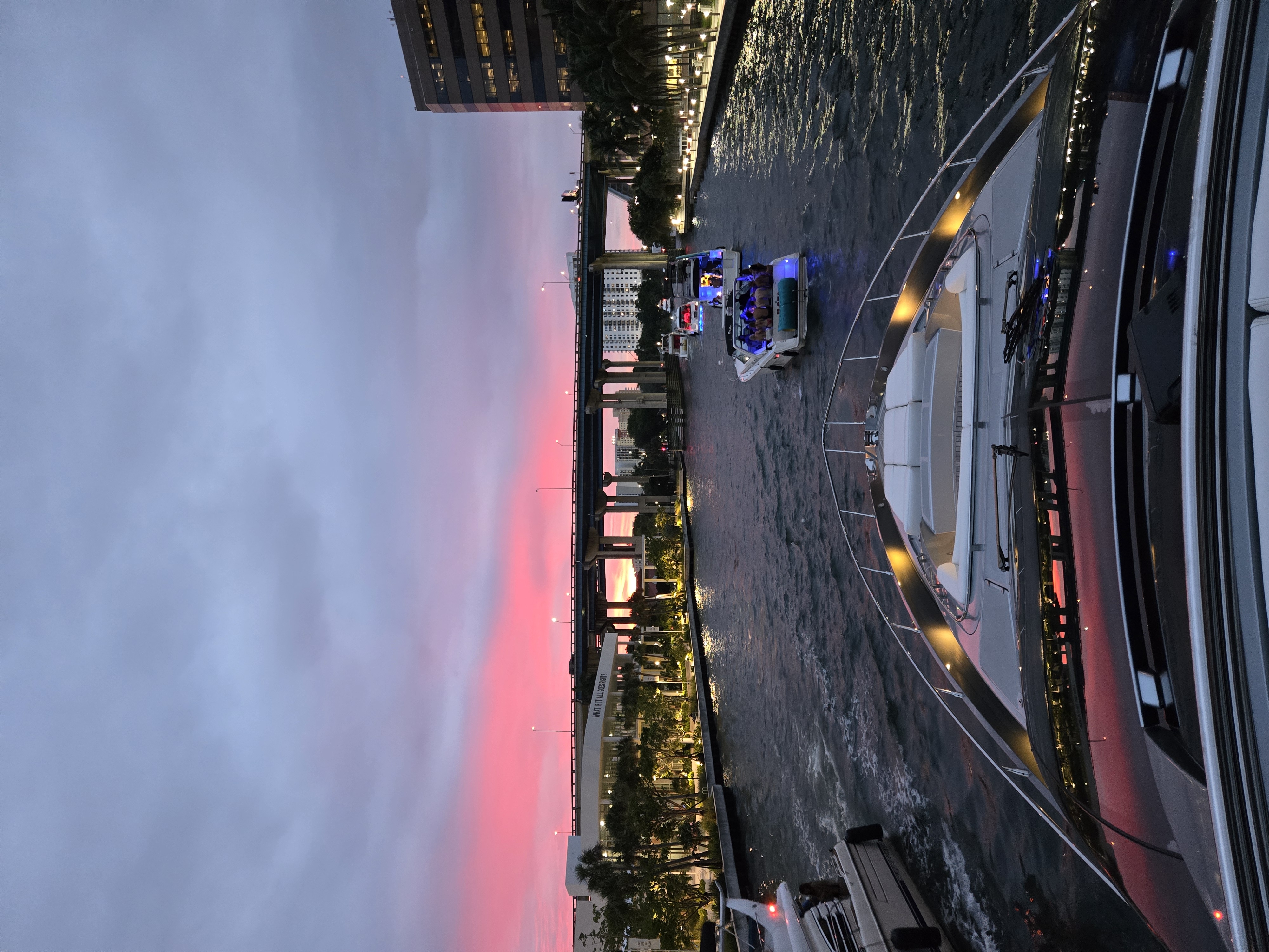 Crucero al atardecer por las vías de Miami con cielo rosado