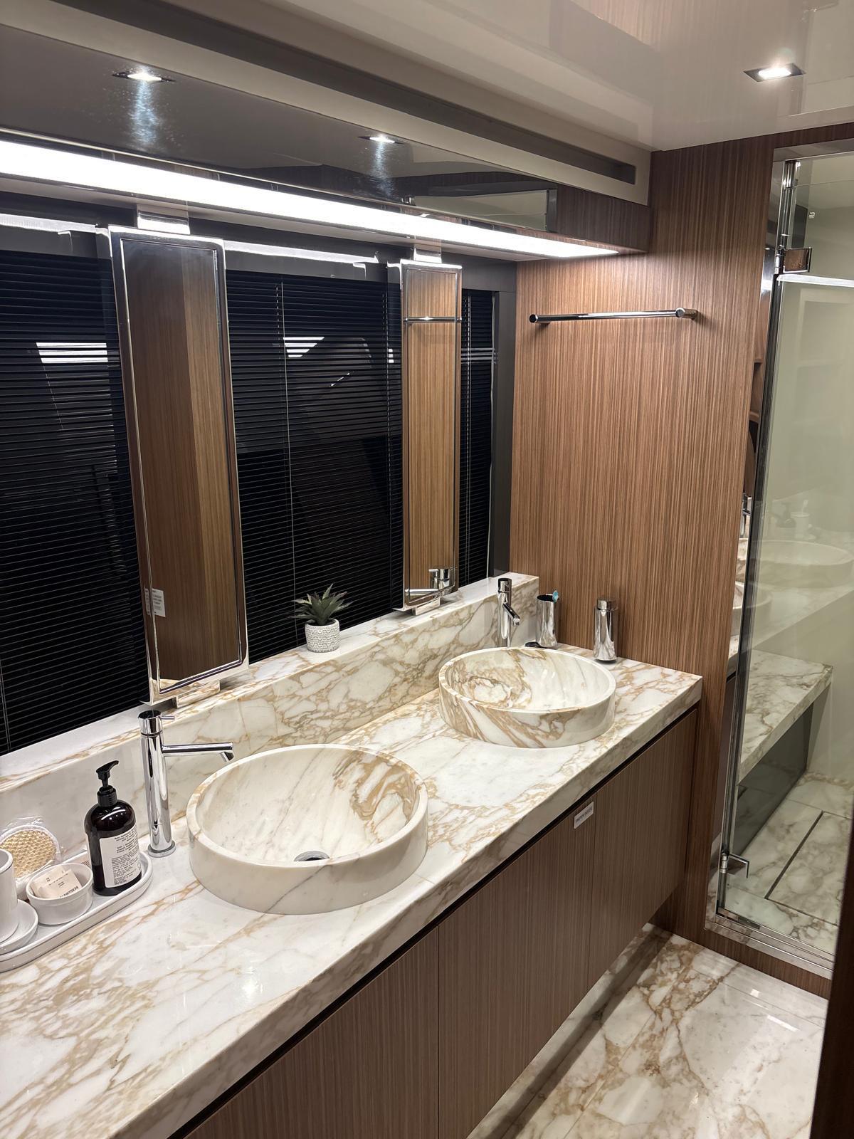 Baño principal en mármol con doble lavabo a bordo