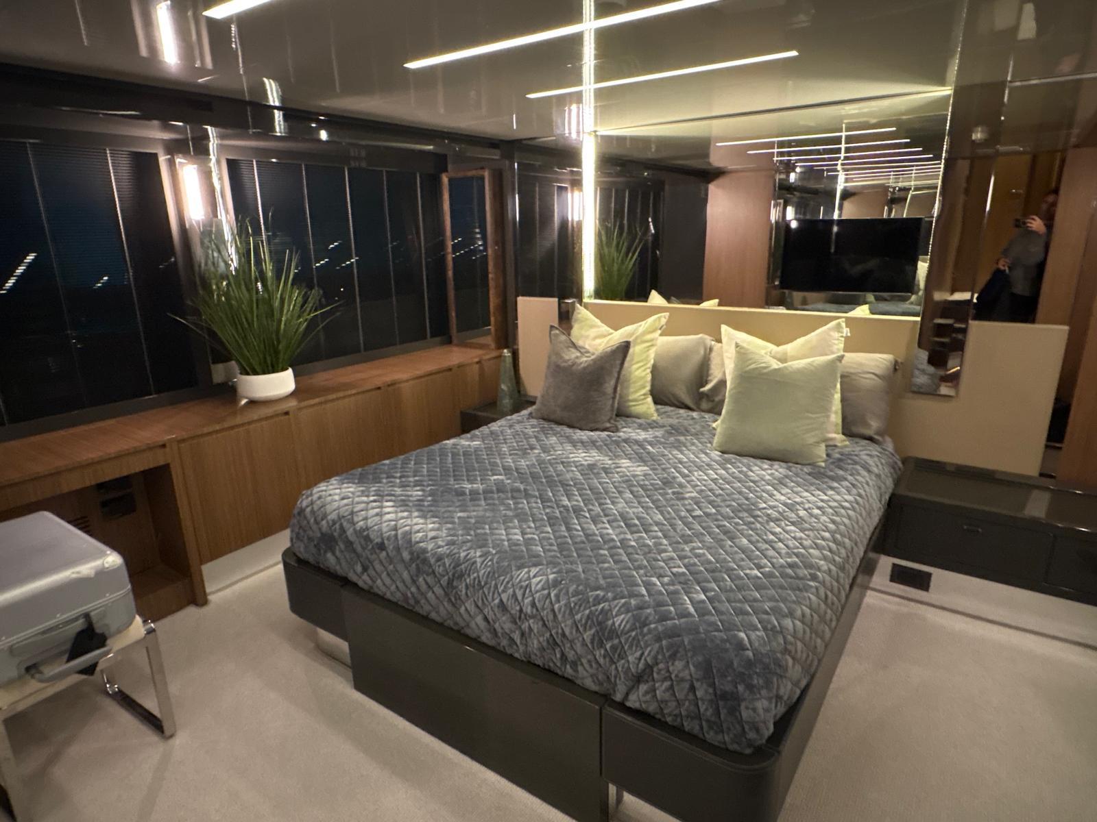 Camarote principal con cama king y acentos en madera