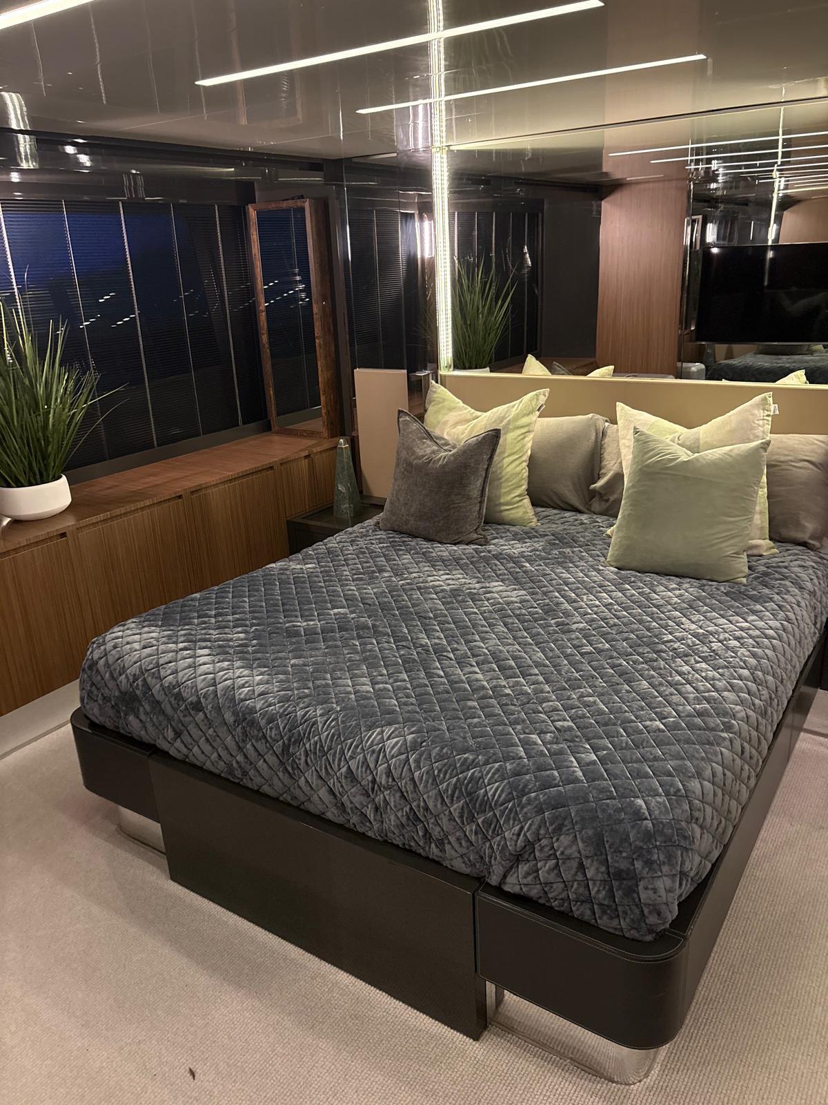 Camarote principal con cama king y luz ambiental cálida