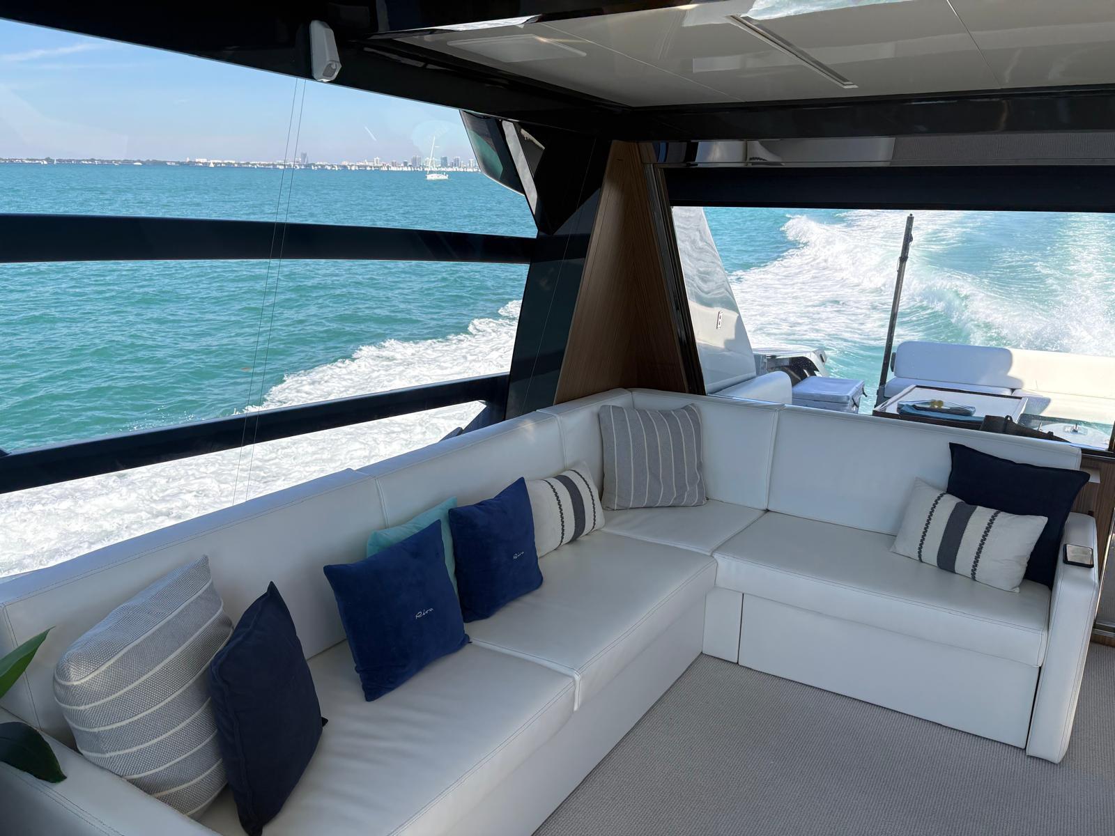 Salón con sofá blanco y ventanales panorámicos sobre la estela del mar