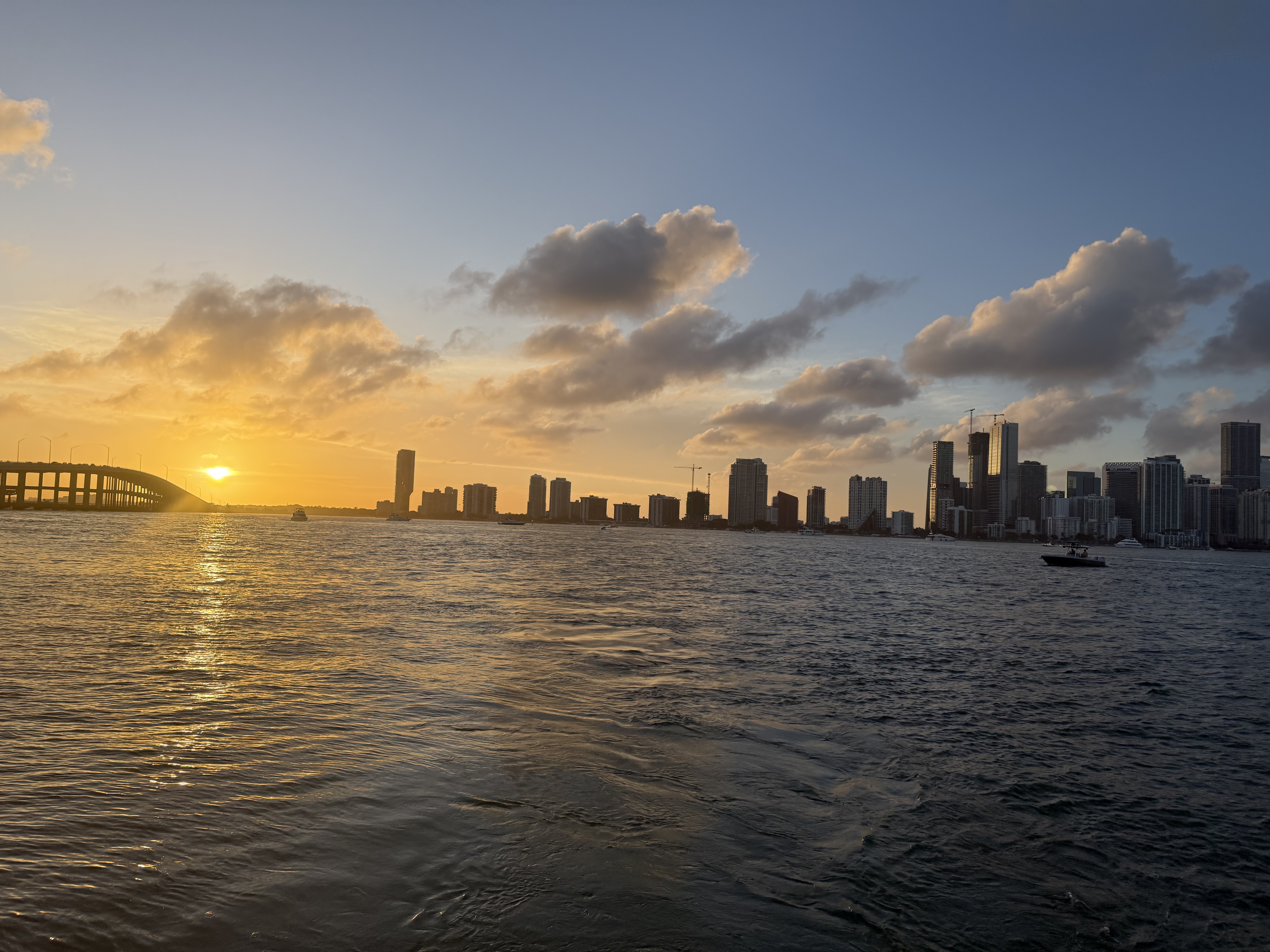Atardecer dorado sobre el puente de Rickenbacker y el skyline de Miami